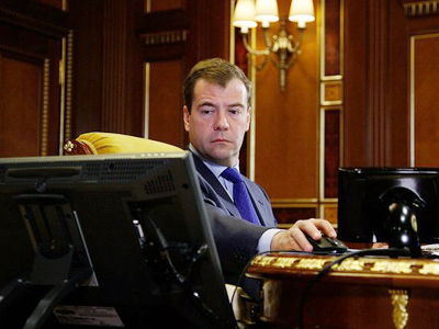 Medvedev signs decree pushing for internet debate of major bills
