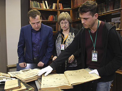 Medvedev meets Russian internet personalities over copyright