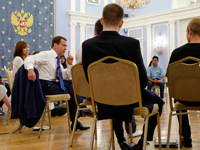 Medvedev meets international youth delegation, dodges election question again