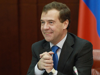 Medvedev tells governors to clean up state contracts