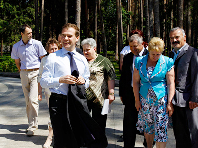Tea at Medvedev’s: villagers share their problems with president