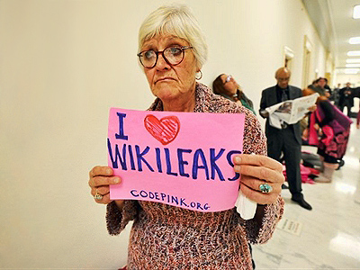 Medvedev shrugs off WikiLeaks reports, Russian media team up with site