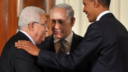 US, Washington: President Barack Obama (R) talks with Prime Minister Benjamin Netanyahu of Israel (C) and President Mahmoud Abbas of the Palestinian Authority (L) during an event in the East Room to make statements on the peace process on September 1, 2010 at the White House in Washington, DC. (AFP Photo / Tim Sloan) 