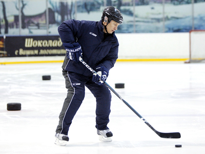Putin starts skating to show nothing is impossible