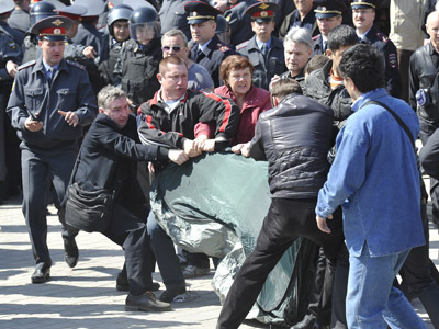 Putin tells fasting Astrakhan protesters to go to court
