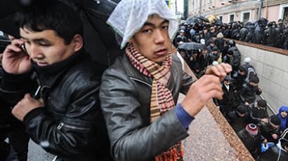 ‘Like captured Germans in 1944’: Moscow cops convoy column of illegal immigrants