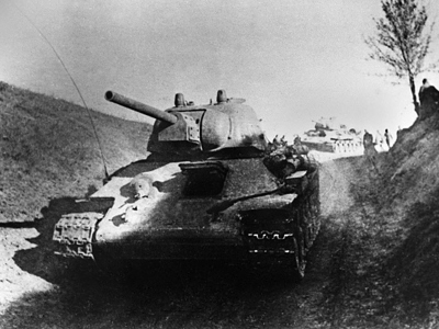 Russian youths “climb” famous Soviet tank to fight US world dominance