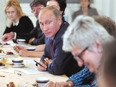 Putin calls on writers to submit constructive criticism