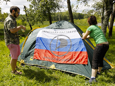 Barbecue, music and speeches: opposition sets up protest camp