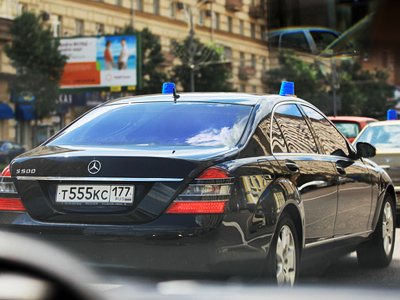 Government to reduce number of cars with flashing lights