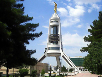 Turkmenistan to remove monument of cult leader