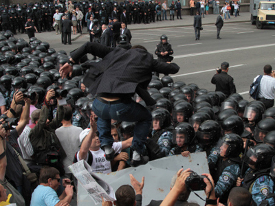 Opposition clashes with police on Ukrainian Independence Day