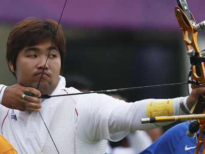 South Korea's Im Dong-hyun takes aim during the men's archery individual ranking round of the London 2012 Olympics Games at the Lords Cricket Ground in London July 27, 2012. (Reuters/Suhaib Salem)