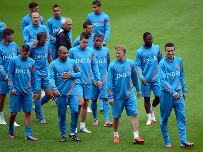 Dutch Euro 2012 squad greeted with 'monkey chants' in Poland