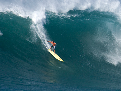 Daredevil surfer makes Guinness book after riding record wave