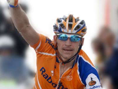 Menshov grabs pink jersey at Giro