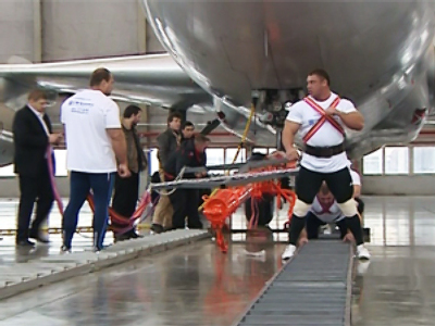 Russian musclemen “lay an egg” at the Battle of Moscow festivities