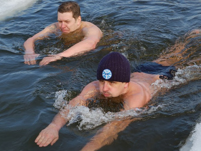 Russian ice swimmers head above all at World Champs