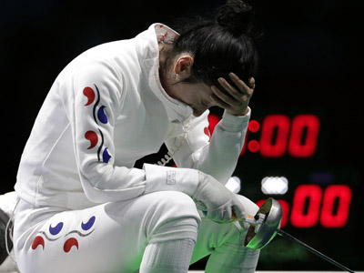 ‘Never-ending second’ incident mars Olympic fencing contest