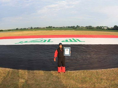 Daredevil unfurls record-breaking Iraqi flag over US