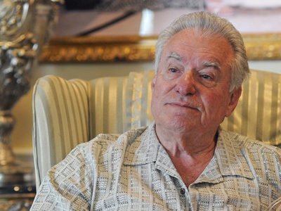 Billionaire who threatened to fire employees if Obama wins flip-flops on promise