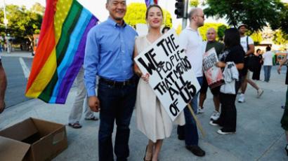Los Angeles : LOS ANGELES, CA - AUGUST 19: Actress Amber Heard (R) holds a protest sign with Dan Choi (L) during a same-sex marriage advocates demonstration against the stay barring gay marriages on August 19, 2010 in Los Angeles, California. (Kevork Djansezian/Getty Images/AFP)