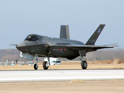Marine Corps get first F-35, but with no weapons or the right gear
