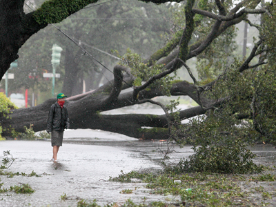 Isaac pushes inland, levee system holding (PHOTOS)