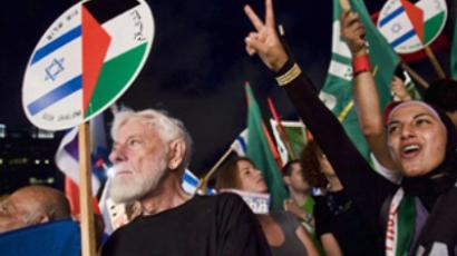 Israel, Tel Aviv: Thousands of Arabs and left-wing Jewish peace activists protest in the coastal Israeli port of Tel Aviv on June 5, 2010 against the occupation of Palestinian territories, marking the 43rd anniversary of their conquest in the 1967 Six-Day War. (AFP Photo / Jonathan Nackstrand) 