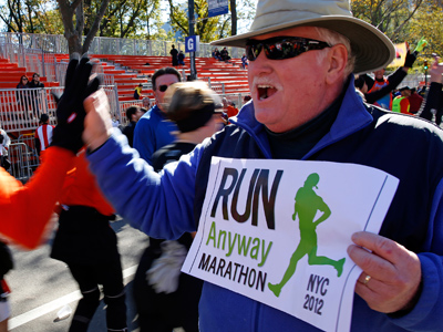 NYC marathon runners ignore cancellation and donate to Sandy victims (PHOTOS)