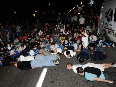 Penn State riots after football coach fired (VIDEO)