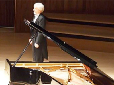 Polish pianist protests US policy on stage