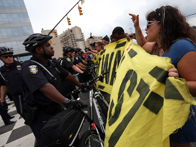 Anti-Obama protesters try to block DNC