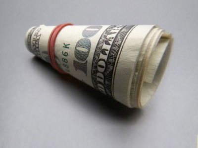 US dollar falls to new low