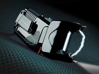 Cop Tasers a waiter for fun