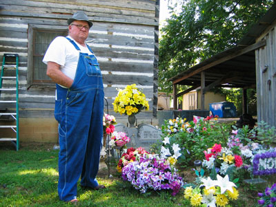 Alabama man fights for the right to bury his wife in front yard