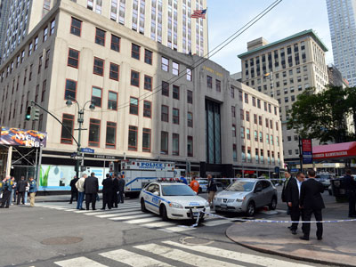 New York City Police investigate a shooting in front of the Empire State Building August 24, 2012.(AFP Photo / Stan Honda)