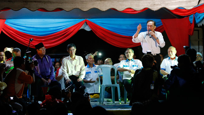 Malaysia's opposition leader Anwar Ibrahim (R) speaks during an election campaign in Kuala Lumpur April 10, 2013 (Reuters / Bazuki Muhammad)