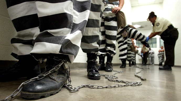 Maricopa County female inmates are padlocked by the ankle for chain gang
duty in Phoenix, Arizona October 21, 2003. (Reuters/Shannon Stapleton)