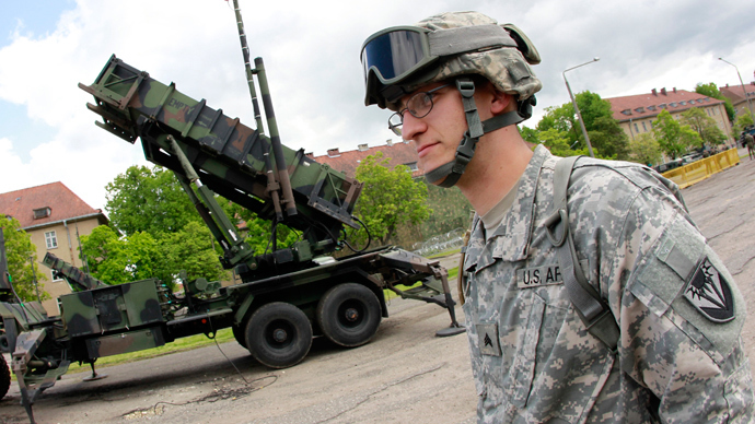 A U.S. soldier stands next to a Patriot surface-to-air missile battery at an army base in Morag, Poland (Reuters / Peter Andrews)