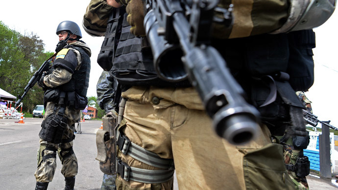 Ukrainian soldiers stand at a checkpoint near the eastern Ukranian city of Slavyansk on May 5, 2014. (AFP Photo / Vasily Maximov)