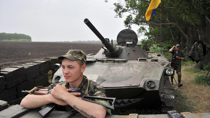 Ukrainian troops guard the road from Izyum to Slavyansk on May 19, 2014.(AFP Photo / Genya Savilov )