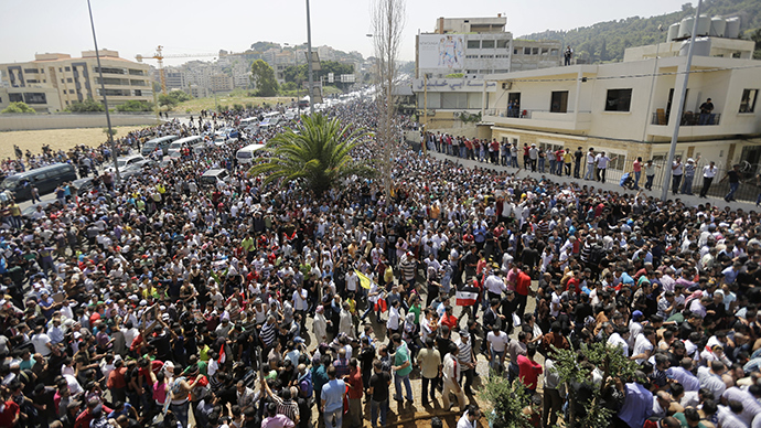 Thousands of Syrain nationals living in Lebanon arrive outside the Syrian Embassy in Yarze east of Beirut on May 28, 2014, before voting in the upcoming presidential elections in Syria (AFP Photo)