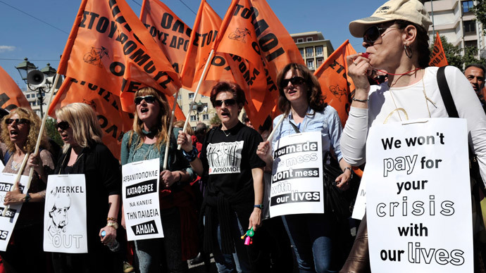 Teachers, who are on a mobility scheme for eight months and face layoffs as of tomorrow, stage a protest in central Athens (AFP Photo / Louisa Gouliamaki)