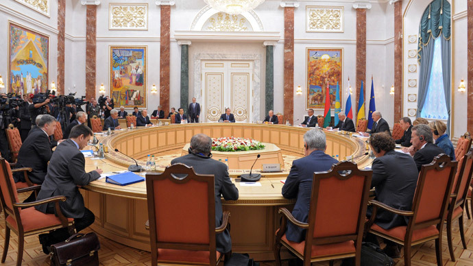 Ukraine's President Petro Poroshenko (L), Russia's President Vladimir Putin (top centre R) and Belarus' President Alexander Lukashenko (3rd R from Putin) meet with high-ranking officials and presidents from Kazakhstan and the European Union in Minsk, August 26, 2014.(Reuters / Alexei Druzhinin)