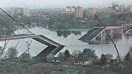 Un pont sur le Danube effondré après un bombardement de l'OTAN dans le nord de la Serbie en avril 1999, photo ©Télévision serbe / AFP