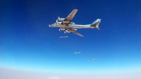 Un avion de combat Tu-95MS lance un missile de croisière Kh-101 sur les infrastructures de Daesh