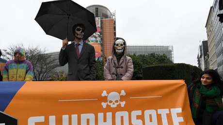 Activistes contre le glyphosate réunis devant le quartier général de la Commission  européenne le 27 novembre 2017.