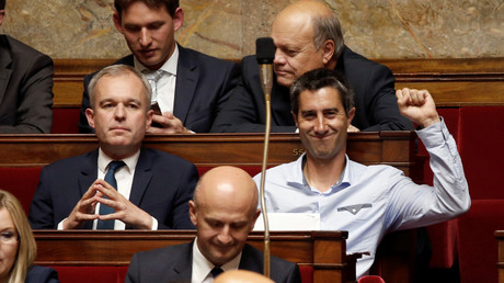 François Ruffin assis à côté de François de Rugy sur les bancs de l'Assemblée nationale en juin 2017, illustration
