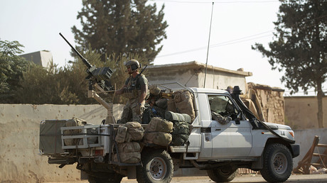 Des soldats américains dans un véhicule militaire dans un village dans le nord de la province d'Alep, en Syrie, le 24 octobre 2016